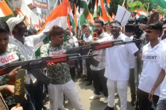 Tejashwi Lokbhawan March: हाथों में तिरंगा और सरकार विरोधी पोस्टर लेकर न‍िकले प्रदर्शनकारी, मार्च में दिखी 'AK 47'