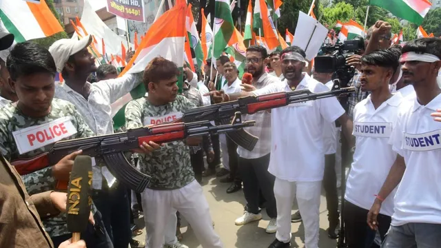 Tejashwi Lokbhawan March: हाथों में तिरंगा और सरकार विरोधी पोस्टर लेकर निकले प्रदर्शनकारी, मार्च में दिखी 'AK 47'