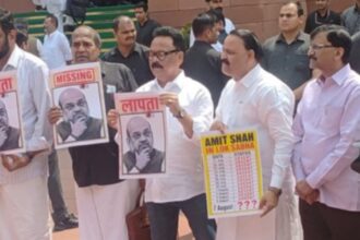 संसद परिसर में इंडिया गठबंधन सांसदों का प्रदर्शन ,लोहरदगा सांसद सुखदेव भगत ने गृह मंत्री की अनुपस्थिति पर उठाए