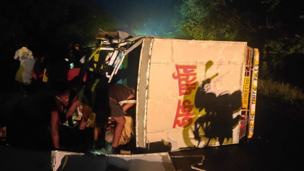 जामताड़ा में डाक पार्सल लिखे पिकअप वैन से हो रही थी शराब की तस्करी, दुर्घटनाग्रस्त होकर पलटने के बाद मची लूट की होड़