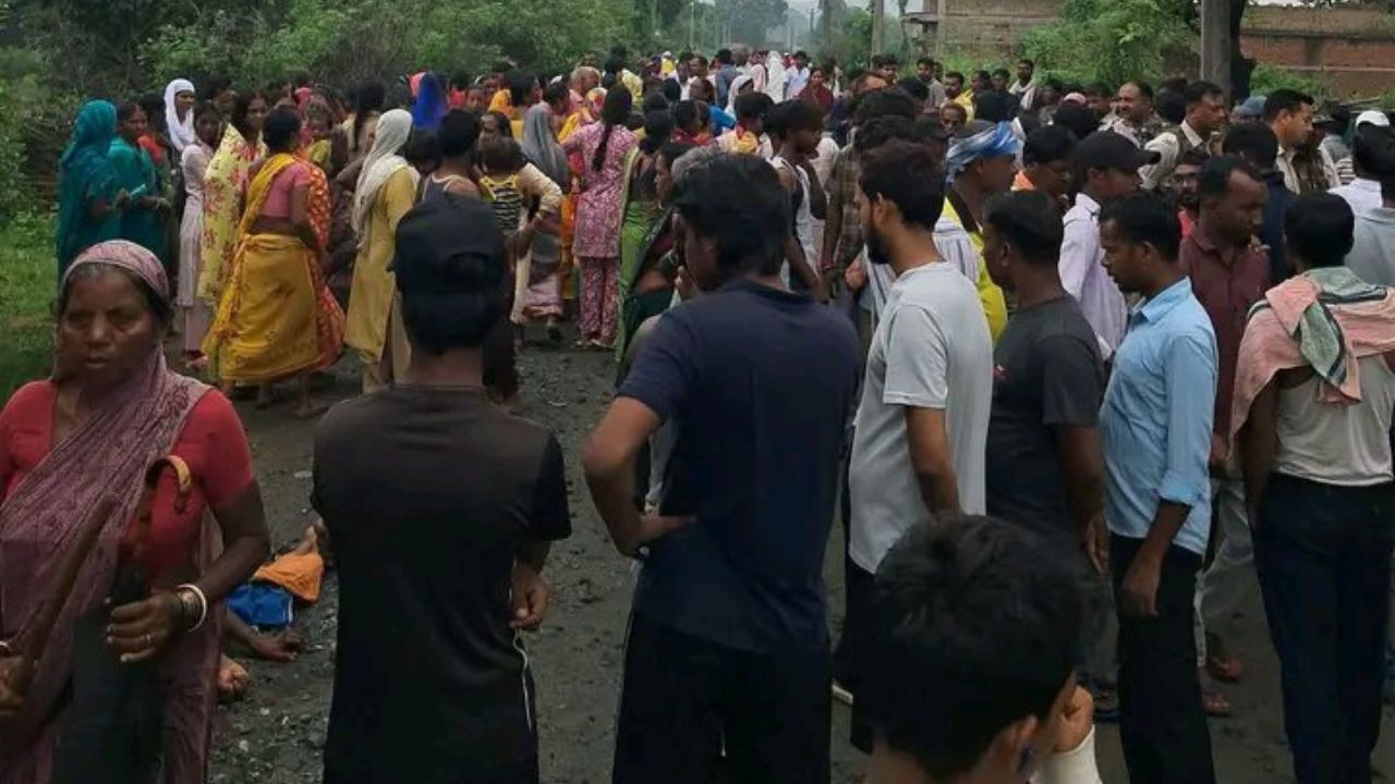 बोकारो में ट्रिपल मर्डर से हड़कंप, सनकी पड़ोसी ने कुल्हारी से काटकर एक ही परिवार के तीन लोगों की ले ली जान 1 Untitled design 5 1