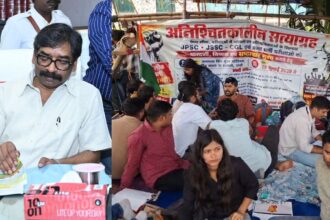 रांची में आंदोलन कर रहे छात्रों से बातचीत करने पहुंचे अधिकारी, मुख्यमंत्री हेमंत ने कहा-राज्य सरकार के दरवाजे सभी के लिए खुले रहते हैं