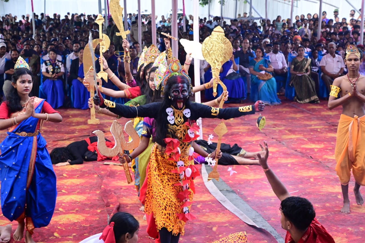 विश्व आदिवासी दिवस के अवसर पर राज्यपाल संतोष गंगवार पहुंचे लोहरदगा, राष्ट्रीय जनजातीय समागम को किया संबोधित 2 WhatsApp Image 1 2