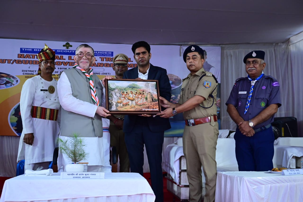 विश्व आदिवासी दिवस के अवसर पर राज्यपाल संतोष गंगवार पहुंचे लोहरदगा, राष्ट्रीय जनजातीय समागम को किया संबोधित 5 WhatsApp Image 20