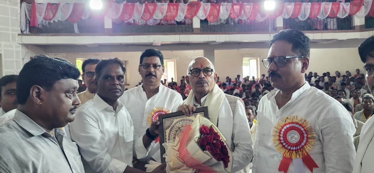 लोहरदगा में गूंजा आदिवासी अस्मिता और स्वाभिमान का जयघोष,विधानसभा अध्यक्ष रविन्द्रनाथ महतो ने कहा—संस्कृति और पहचान की रक्षा हमारी सामूहिक जिम्मेदारी 4 WhatsApp Image 202
