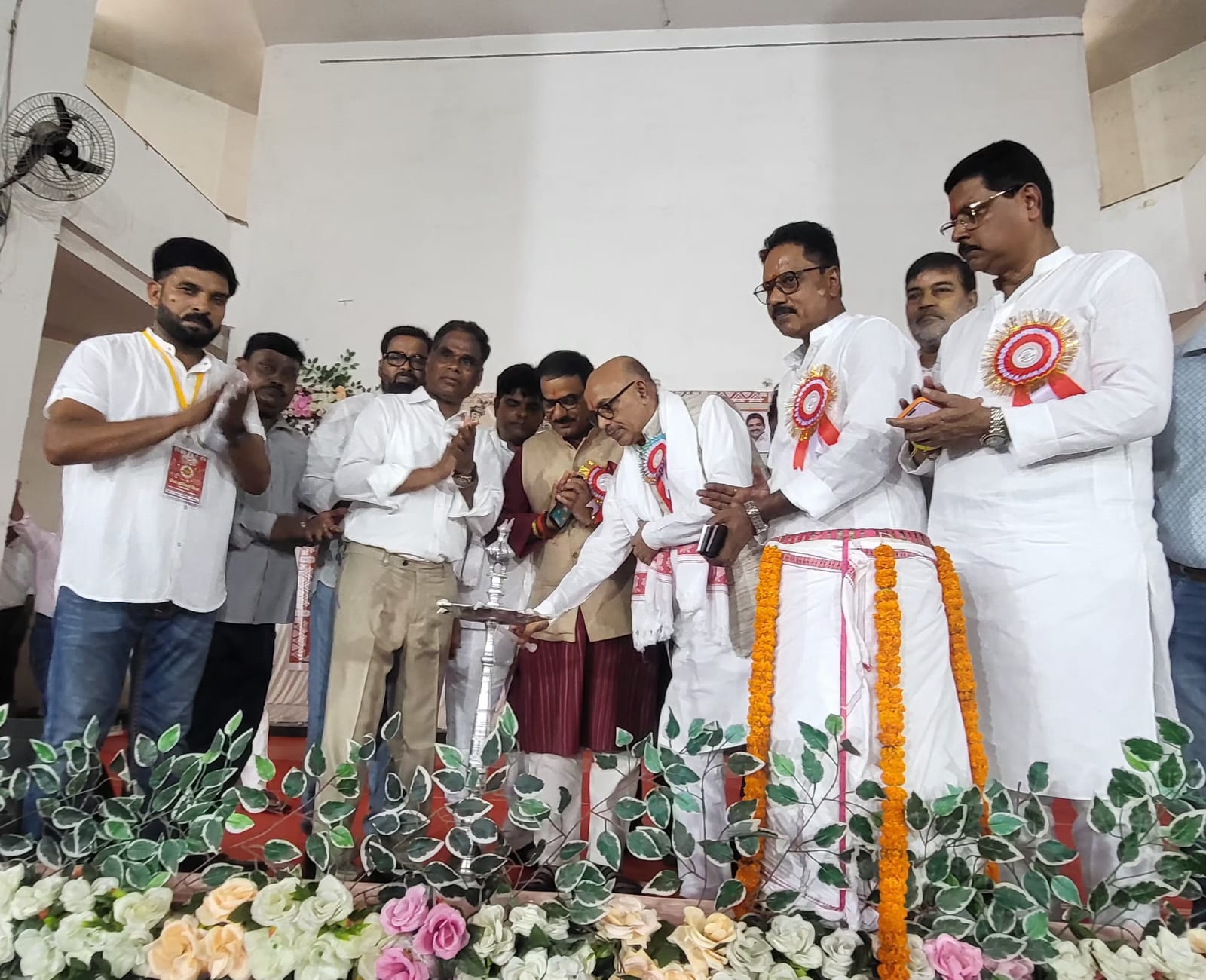 लोहरदगा में गूंजा आदिवासी अस्मिता और स्वाभिमान का जयघोष,विधानसभा अध्यक्ष रविन्द्रनाथ महतो ने कहा—संस्कृति और पहचान की रक्षा हमारी सामूहिक जिम्मेदारी 3 WhatsApp Image 2026 08