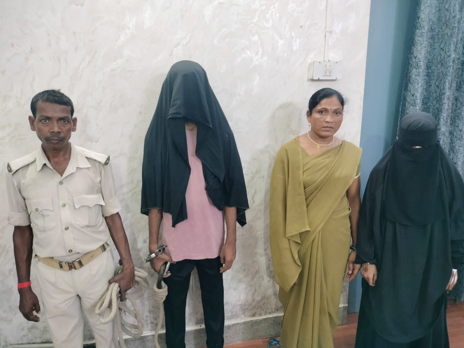 कोडरमा के जंगल में प्रशिक्षण शिविर, पाकिस्तान के संपर्क में थे आरोपी, पिस्टल, बुलेटप्रुफ जैकेट, मोबाइल, टैब, कैमरा बरामद 1 WhatsApp Image 2026 08 04 at 5.07.02 PM