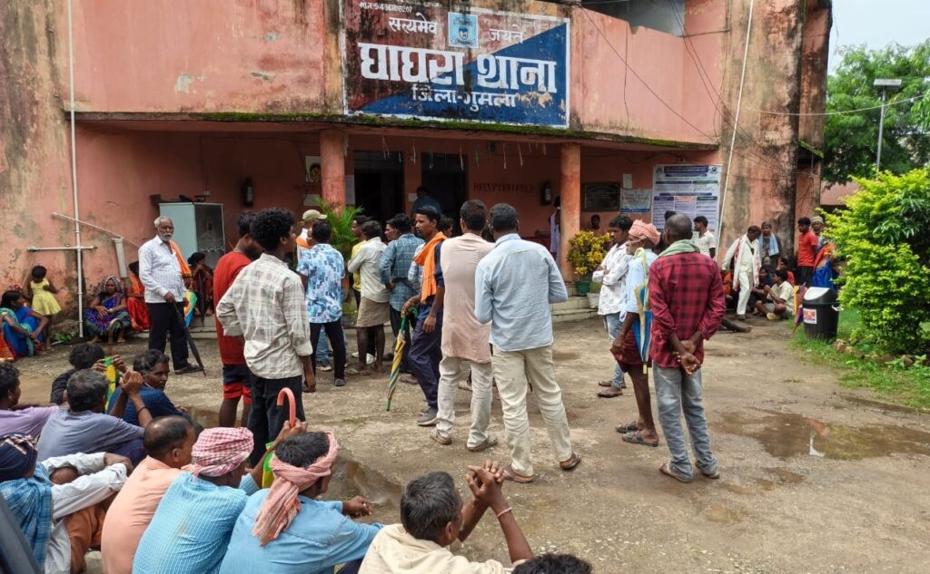 गुमला के घाघरा में अंत्येष्टि स्थल पर 'मड़वा' गाड़ने को लेकर विवाद,थाना पहुंचा मामला, पुलिस ने दोनों पक्षों को कराया शांत