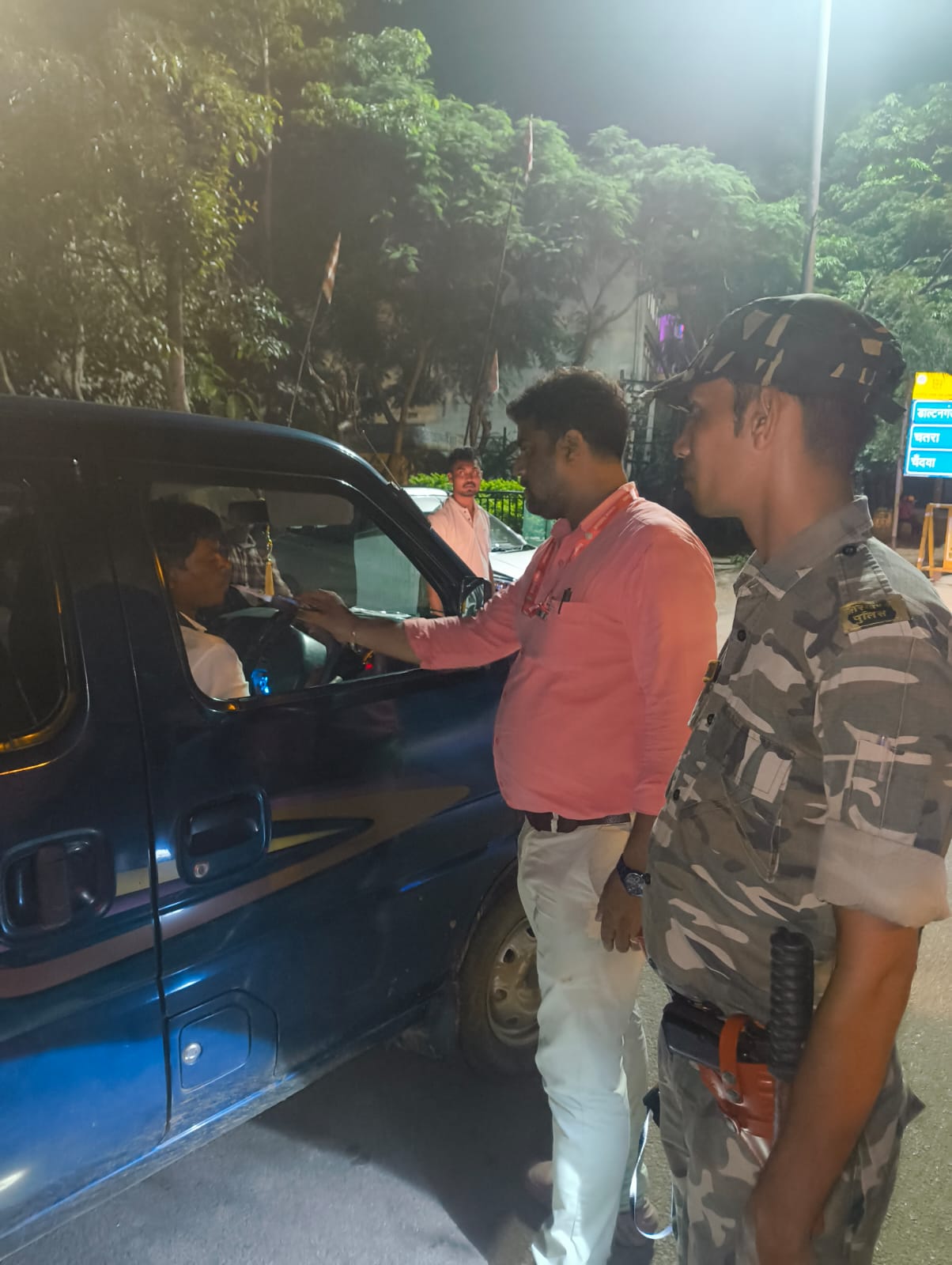 लोहरदगा में चला सघन ड्रिंक एंड ड्राइव एवं वाहन जांच अभियान, लगभग 100 वाहनों की जांच, नियम उल्लंघन करने वालों पर हुई कार्रवाई 2 WhatsApp Image 2026 08 04 at 9.46.42 PM