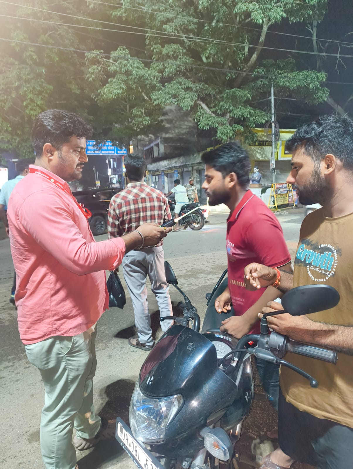 लोहरदगा में चला सघन ड्रिंक एंड ड्राइव एवं वाहन जांच अभियान, लगभग 100 वाहनों की जांच, नियम उल्लंघन करने वालों पर हुई कार्रवाई 3 WhatsApp Image 2026 08 04 at 9.46.43 PM