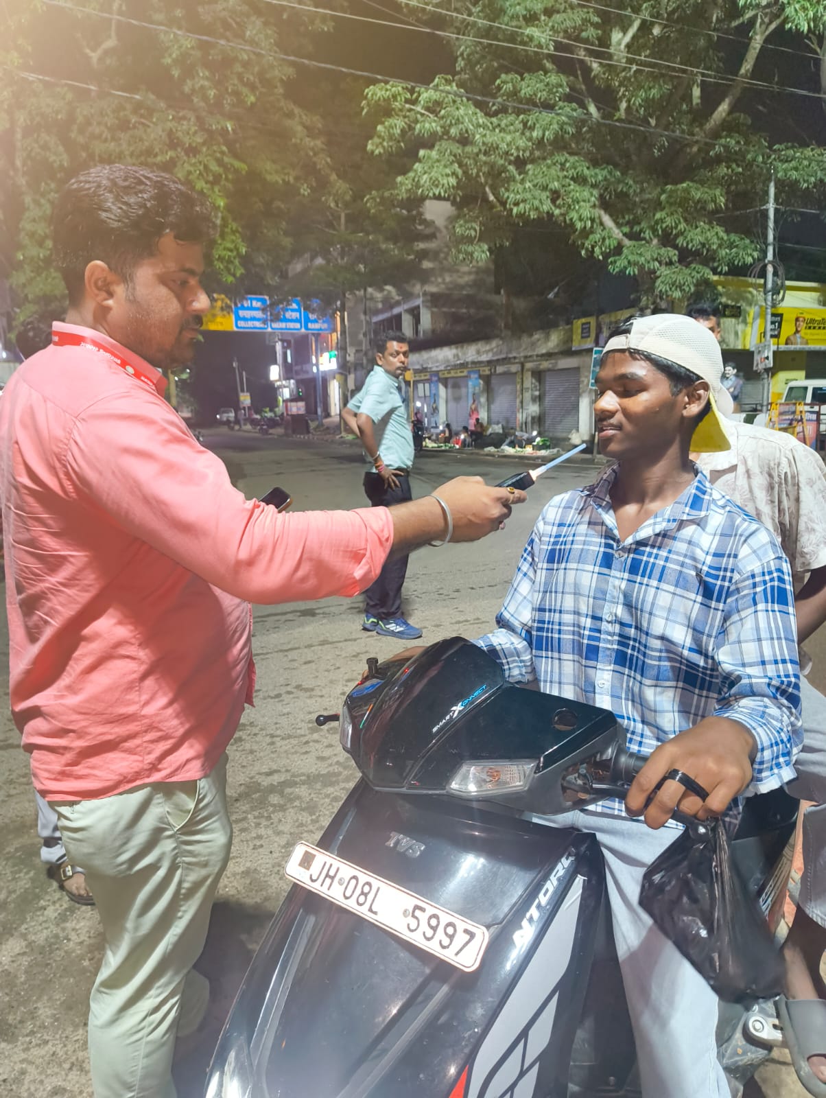 लोहरदगा में चला सघन ड्रिंक एंड ड्राइव एवं वाहन जांच अभियान, लगभग 100 वाहनों की जांच, नियम उल्लंघन करने वालों पर हुई कार्रवाई 4 WhatsApp Image 2026 08 04 at 9.46