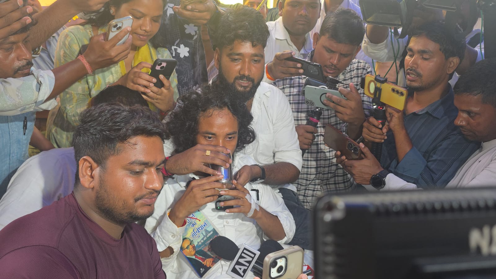 सोनम वांगचुक से बात होने के बाद देवेंद्र महतो ने किया जल ग्रहण, भूख हड़ताल जारी रहेगा 1 WhatsApp Image 2026 08 05 at 12.07.37 PM