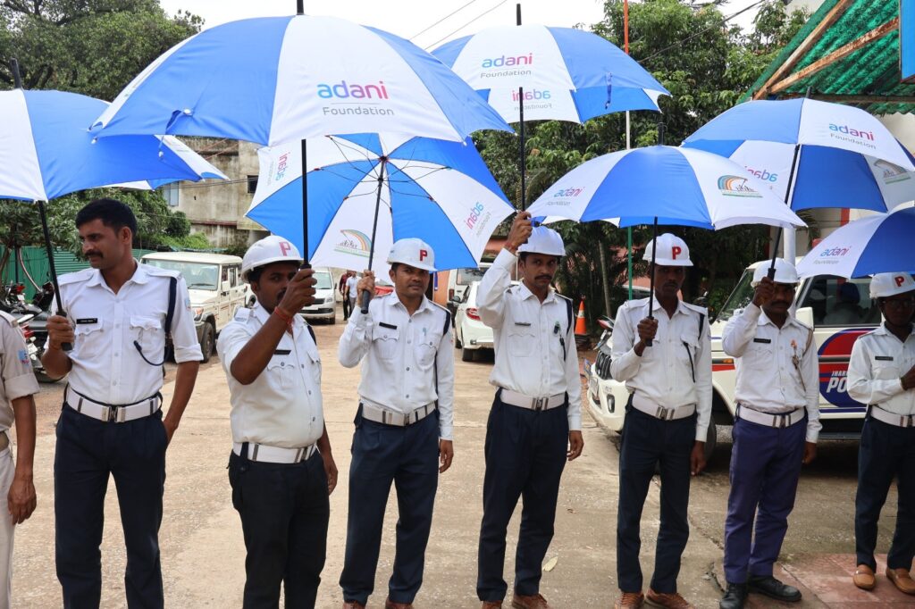 रांची में ट्रैफिक पुलिस को मिला बारिश में सहारा, अदाणी फाउंडेशन ने बांटे छाते