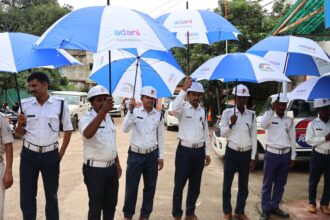 रांची में ट्रैफिक पुलिस को मिला बारिश में सहारा, अदाणी फाउंडेशन ने बांटे छाते