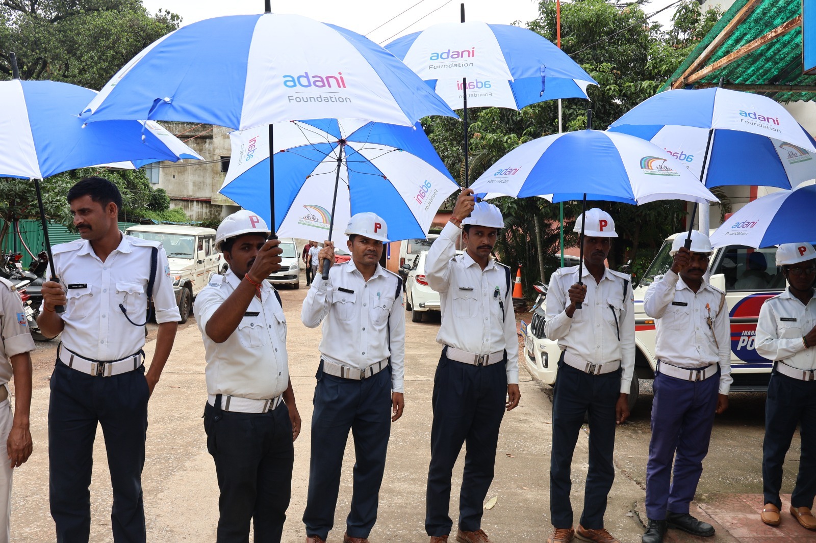 रांची में ट्रैफिक पुलिस को मिला बारिश में सहारा, अदाणी फाउंडेशन ने बांटे छाते