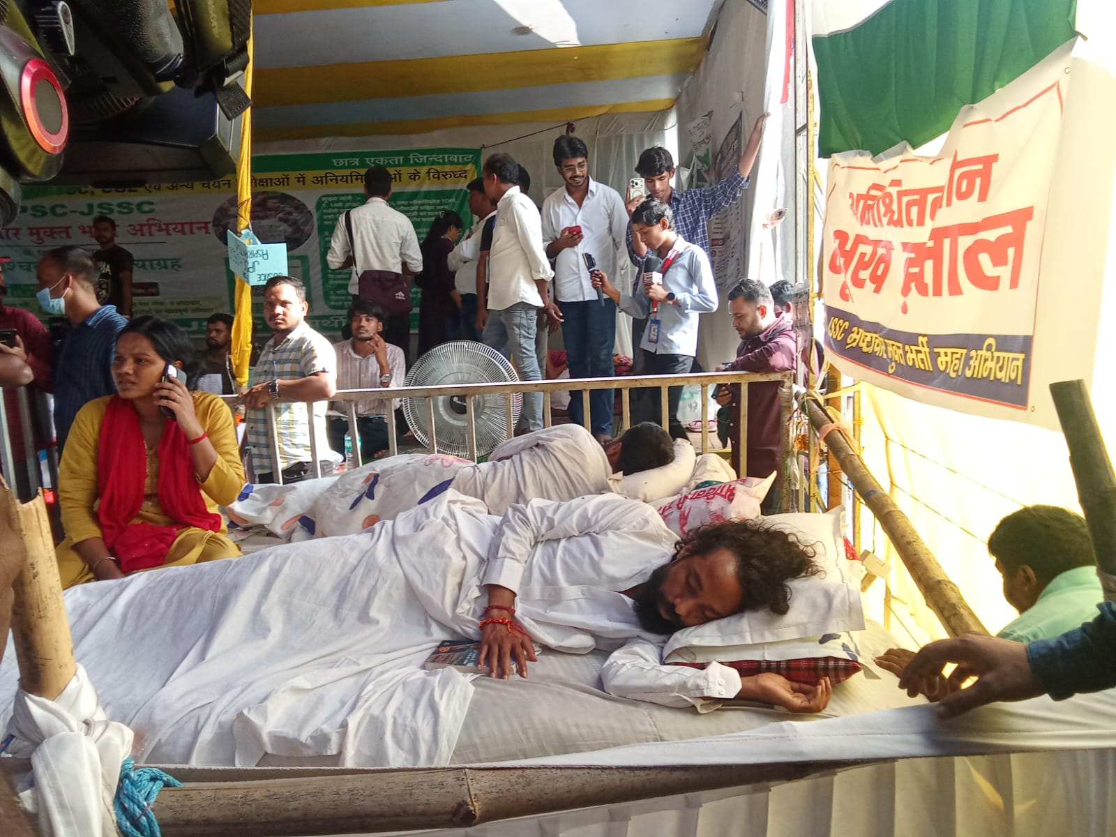 छात्रों ने सरकार से बातचीत के लिए पत्रकार और पूर्व महाधिवक्ता को डेलिगेशन टीम से किया बाहर, भूख हड़ताल पर बैठे देवेंद्रनाथ महतो की तबीयत बिगड़ी 1 WhatsApp Image 2026 08 07 at 4.12.01 PM