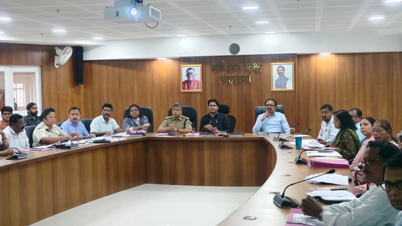 लोहरदगा में सड़क सुरक्षा समिति की बैठक में DC का सख्त निर्देश,भारी वाहनों से दुर्घटना पर ड्राइविंग लाइसेंस होगा रद्द, वाहन भी होंगे जब्त 3 WhatsApp Image 2026 08 08 at
