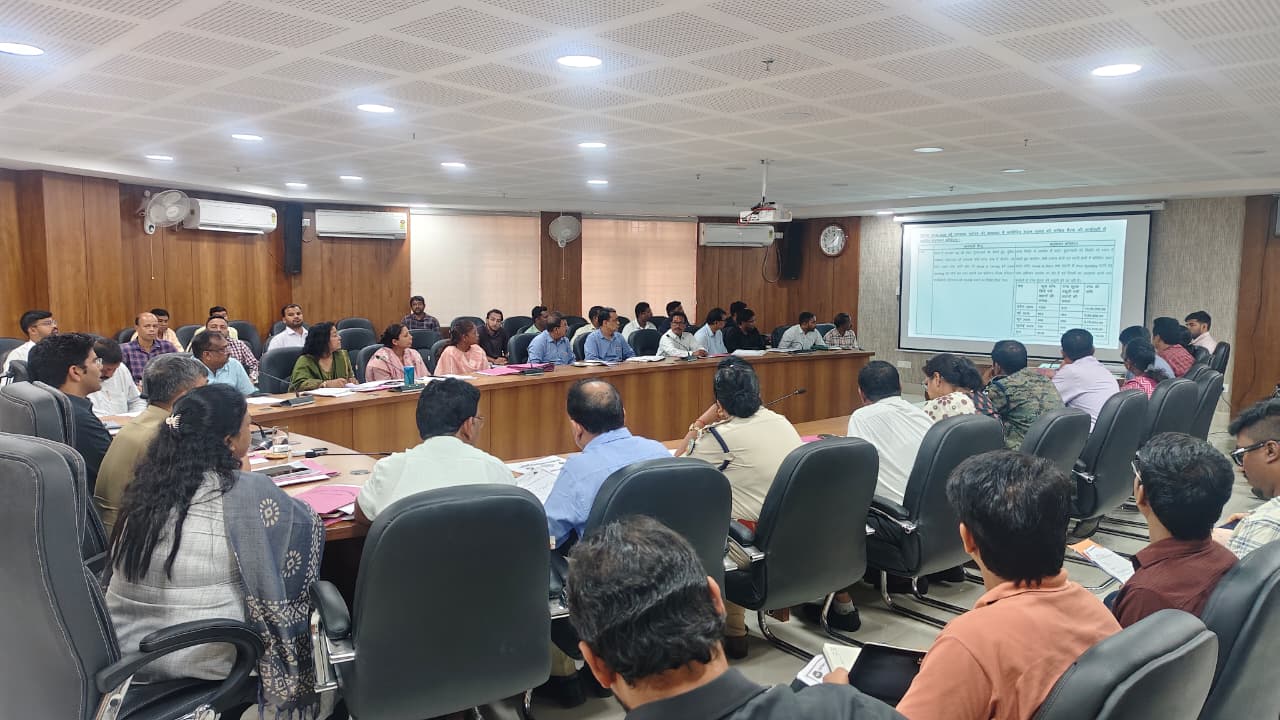 लोहरदगा में सड़क सुरक्षा समिति की बैठक में DC का सख्त निर्देश,भारी वाहनों से दुर्घटना पर ड्राइविंग लाइसेंस होगा रद्द, वाहन भी होंगे जब्त 2 WhatsApp Image 2026 08 08 at 5.34.38 PM
