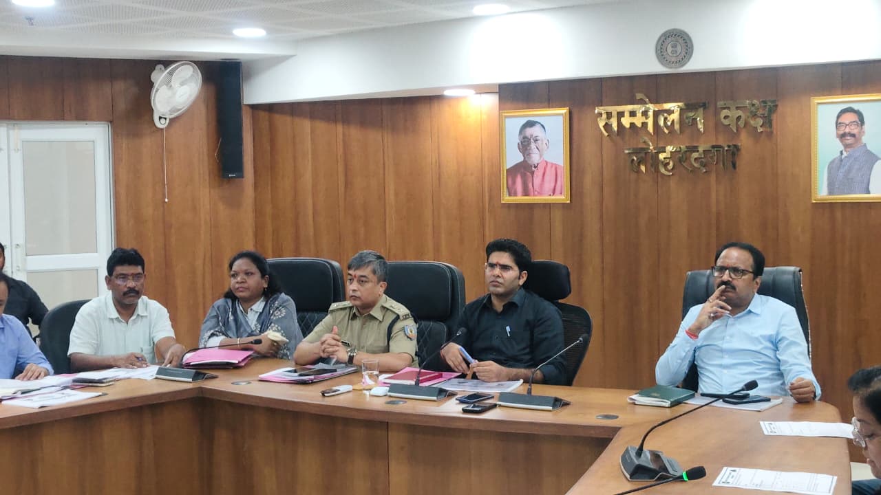 लोहरदगा में सड़क सुरक्षा समिति की बैठक में DC का सख्त निर्देश,भारी वाहनों से दुर्घटना पर ड्राइविंग लाइसेंस होगा रद्द, वाहन भी होंगे जब्त 1 WhatsApp Image 2026 08 08 at 5.34.39 PM