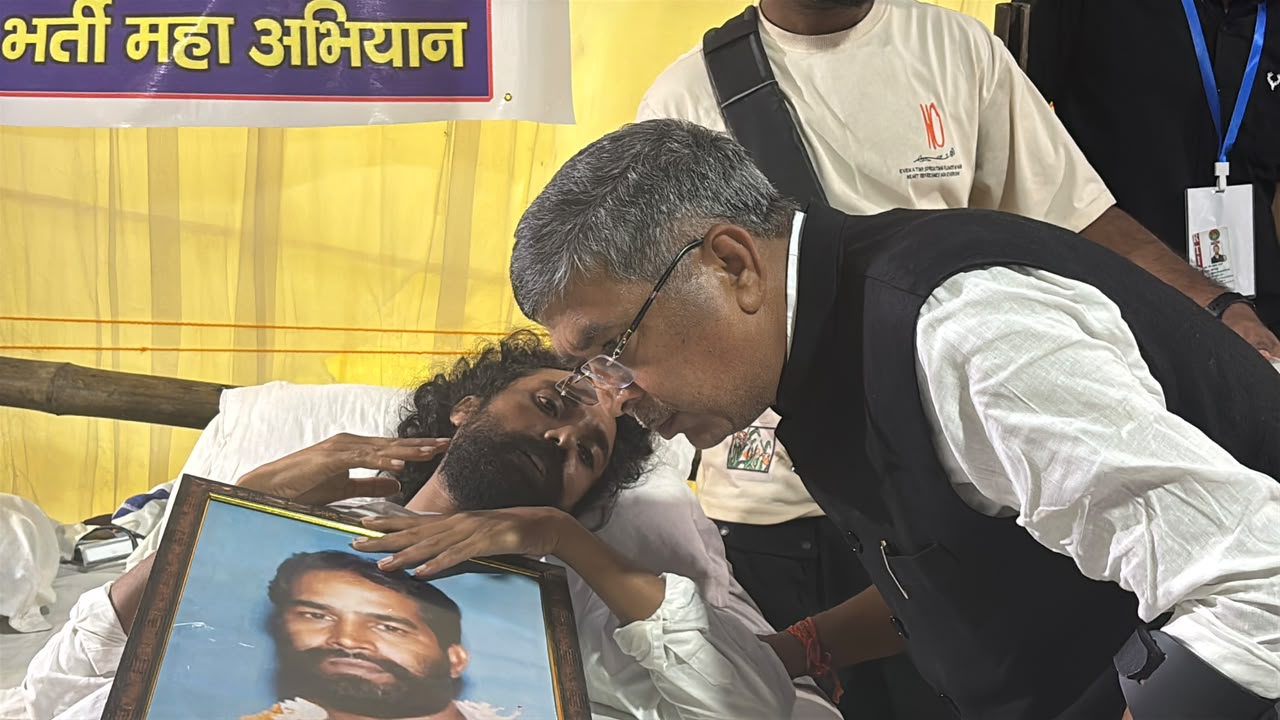JPSC-JSSC प्रोटेस्ट: BJP प्रदेश अघ्यक्ष आदित्य साहू ने आंदोलन कर रहे छात्रों से की मुलाकात,कहा-सरकार को नौकरी देने का अधिकार, छीनने का नहीं 1 WhatsApp Image 2026 08 08 at 7.20.17 PM