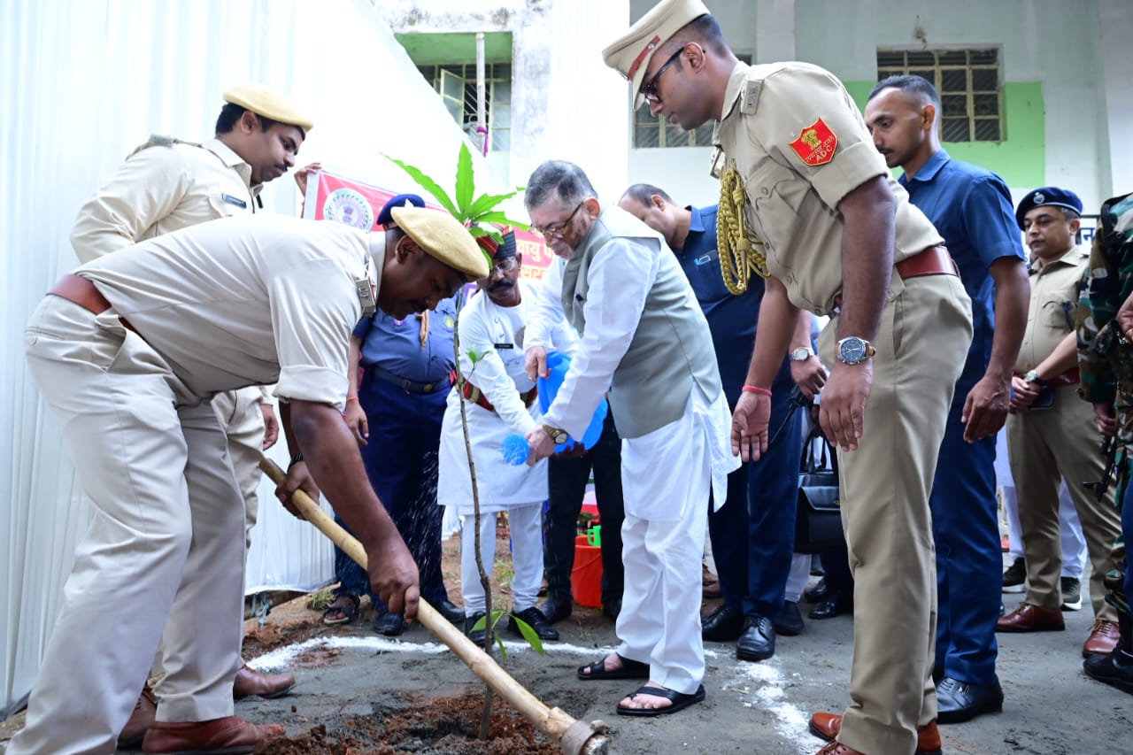 विश्व आदिवासी दिवस के अवसर पर राज्यपाल संतोष गंगवार पहुंचे लोहरदगा, राष्ट्रीय जनजातीय समागम को किया संबोधित 1 WhatsApp Image 2026 08 09 at 8.11.11 PM