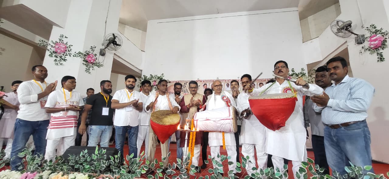 लोहरदगा में गूंजा आदिवासी अस्मिता और स्वाभिमान का जयघोष,विधानसभा अध्यक्ष रविन्द्रनाथ महतो ने कहा—संस्कृति और पहचान की रक्षा हमारी सामूहिक जिम्मेदारी 1 WhatsApp Image 2026 08 09 at 8.19.59 PM