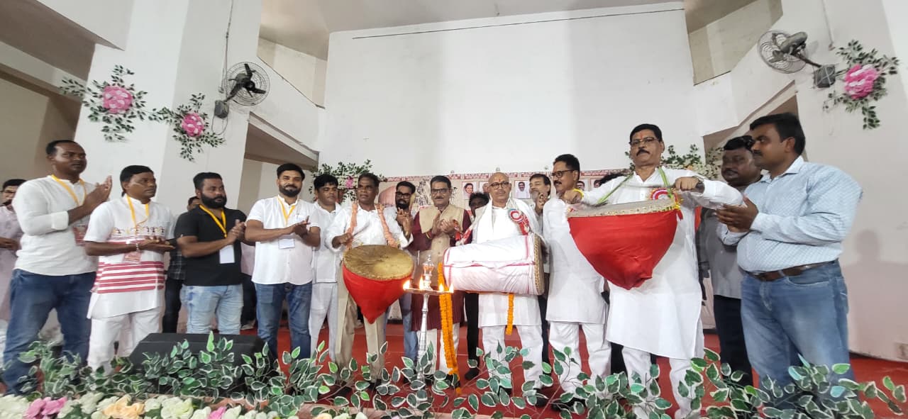लोहरदगा में गूंजा आदिवासी अस्मिता और स्वाभिमान का जयघोष,विधानसभा अध्यक्ष रविन्द्रनाथ महतो ने कहा—संस्कृति और पहचान की रक्षा हमारी सामूहिक जिम्मेदारी 2 WhatsApp Image 2026 08 09 at 8.20.00 PM