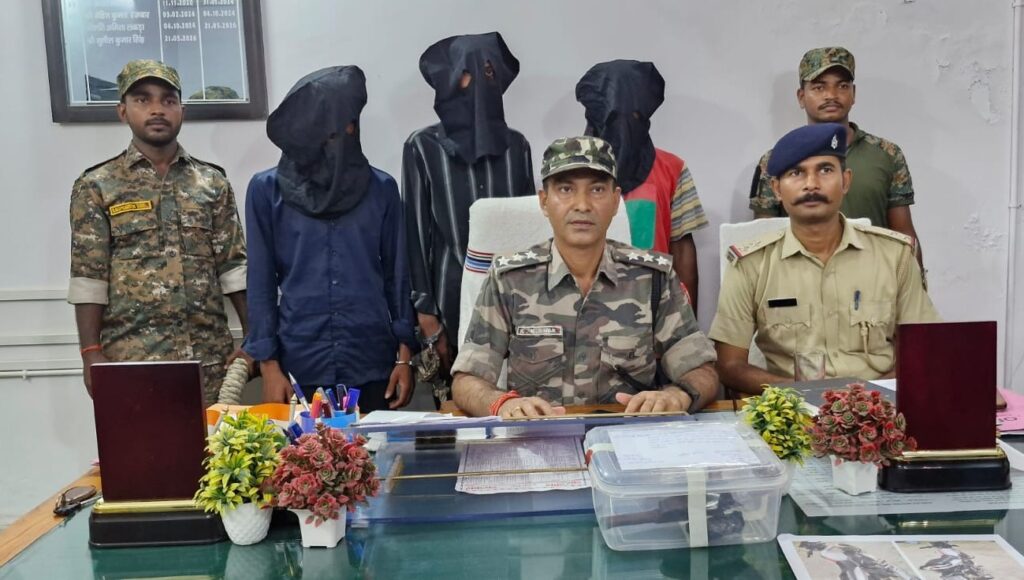 चतरा पुलिस ने किया लूटकांड का खुलासा, तीन आरोपित गिरफ्तार, देसी कट्टा, कारतूस व बाइक बरामद
