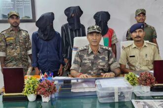 चतरा पुलिस ने किया लूटकांड का खुलासा, तीन आरोपित गिरफ्तार, देसी कट्टा, कारतूस व बाइक बरामद