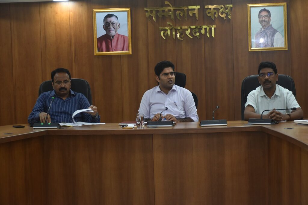 लोहरदगा में ग्रामीण विकास, आवास, सामाजिक सुरक्षा एवं आकांक्षी कार्यक्रमों की उपायुक्त ने की समीक्षा,लंबित आवास योजनाओं को समयबद्ध पूर्ण कराने एवं ग्रामीण क्षेत्रों में विकास योजनाओं की गति बढ़ाने का निर्देश