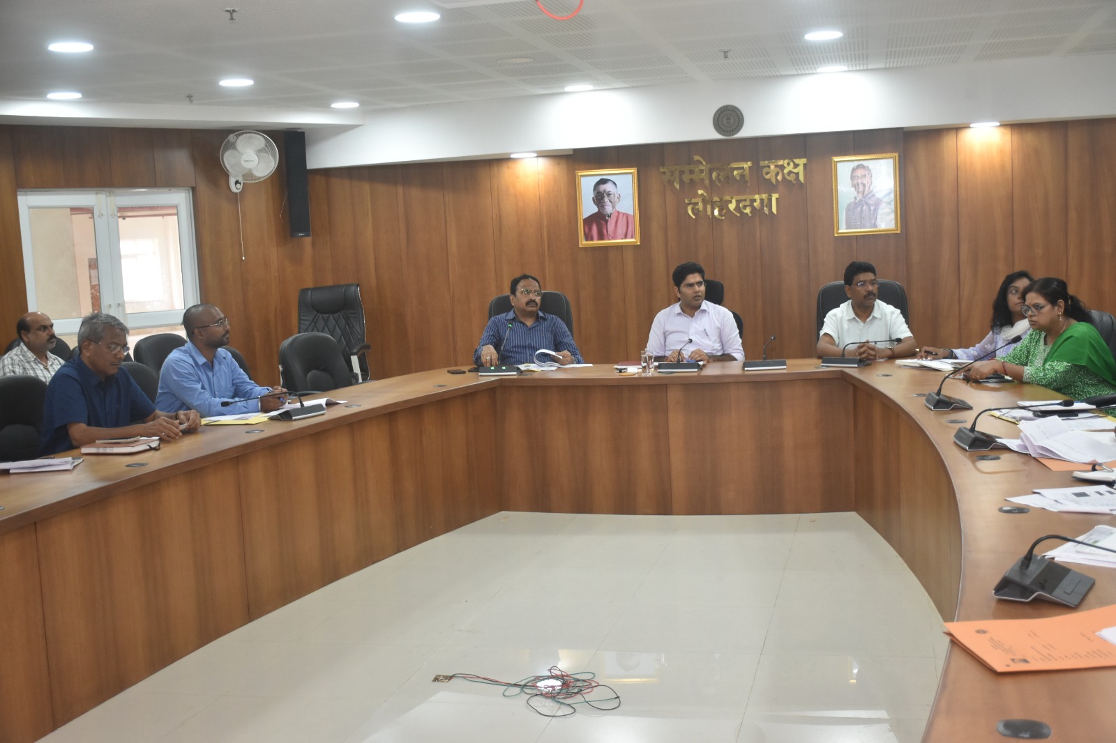 लोहरदगा में ग्रामीण विकास, आवास, सामाजिक सुरक्षा एवं आकांक्षी कार्यक्रमों की उपायुक्त ने की समीक्षा,लंबित आवास योजनाओं को समयबद्ध पूर्ण कराने एवं ग्रामीण क्षेत्रों में विकास योजनाओं की गति बढ़ाने का निर्देश 2 WhatsApp Image 2026 08 12 at 8.22.04 PM