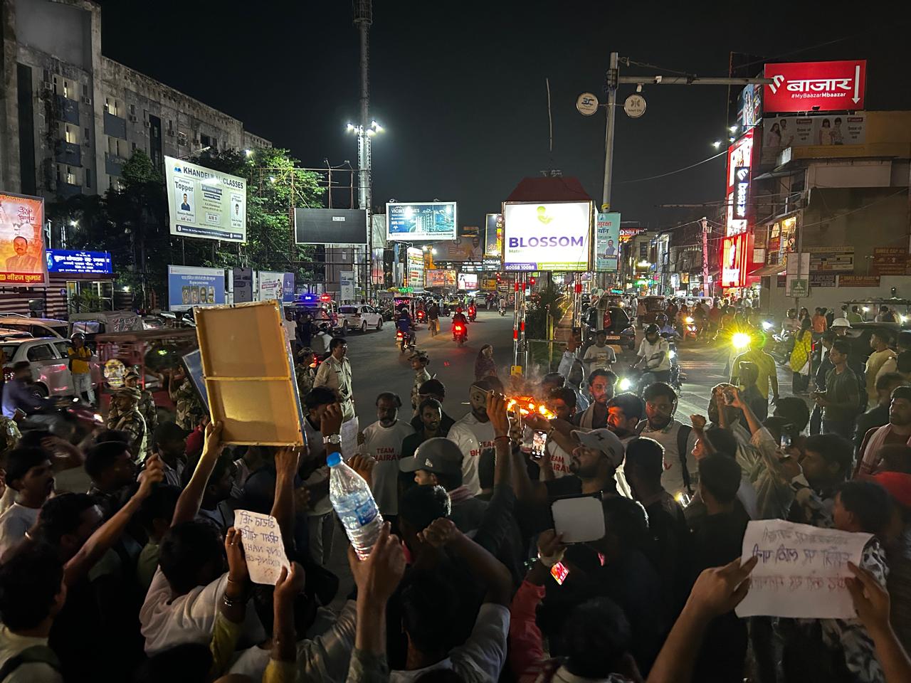 Jharkhand Student Protest: रांची में छात्रों ने निकाला मार्च, हाथों में भगत सिंह-शिबू सोरेन की तस्वीर और मोबाइल की फ्लैश लाइट 1 WhatsApp Image 2026 08 12 at 8.48.23 PM