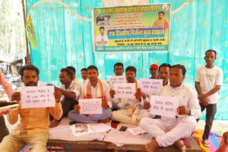 लोहरदगा में JLKM का एक दिवसीय भूख हड़ताल, रांची में छात्रों पर हुए लाठीचार्ज का विरोध, सांसद-विधायक पर साधा निशाना