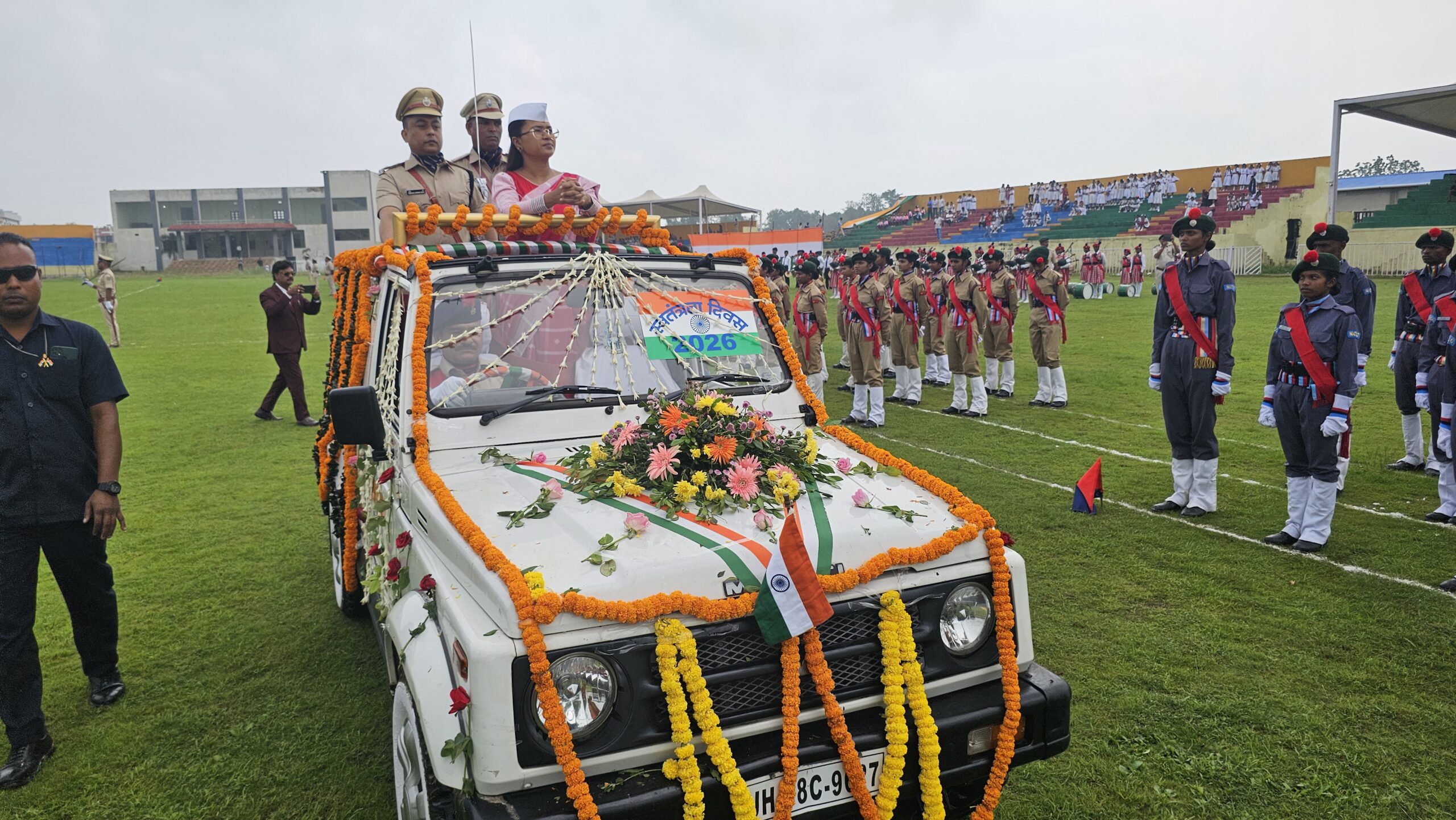 लोहरदगा में कृषि मंत्री शिल्पी नेहा तिर्की ने किया ध्वजारोहण, राष्ट्रीय तिरंगे की शान में सराबोर हुआ लोहरदगा 2 WhatsApp Image 2026 08 15 at 13.10.47 2 scaled