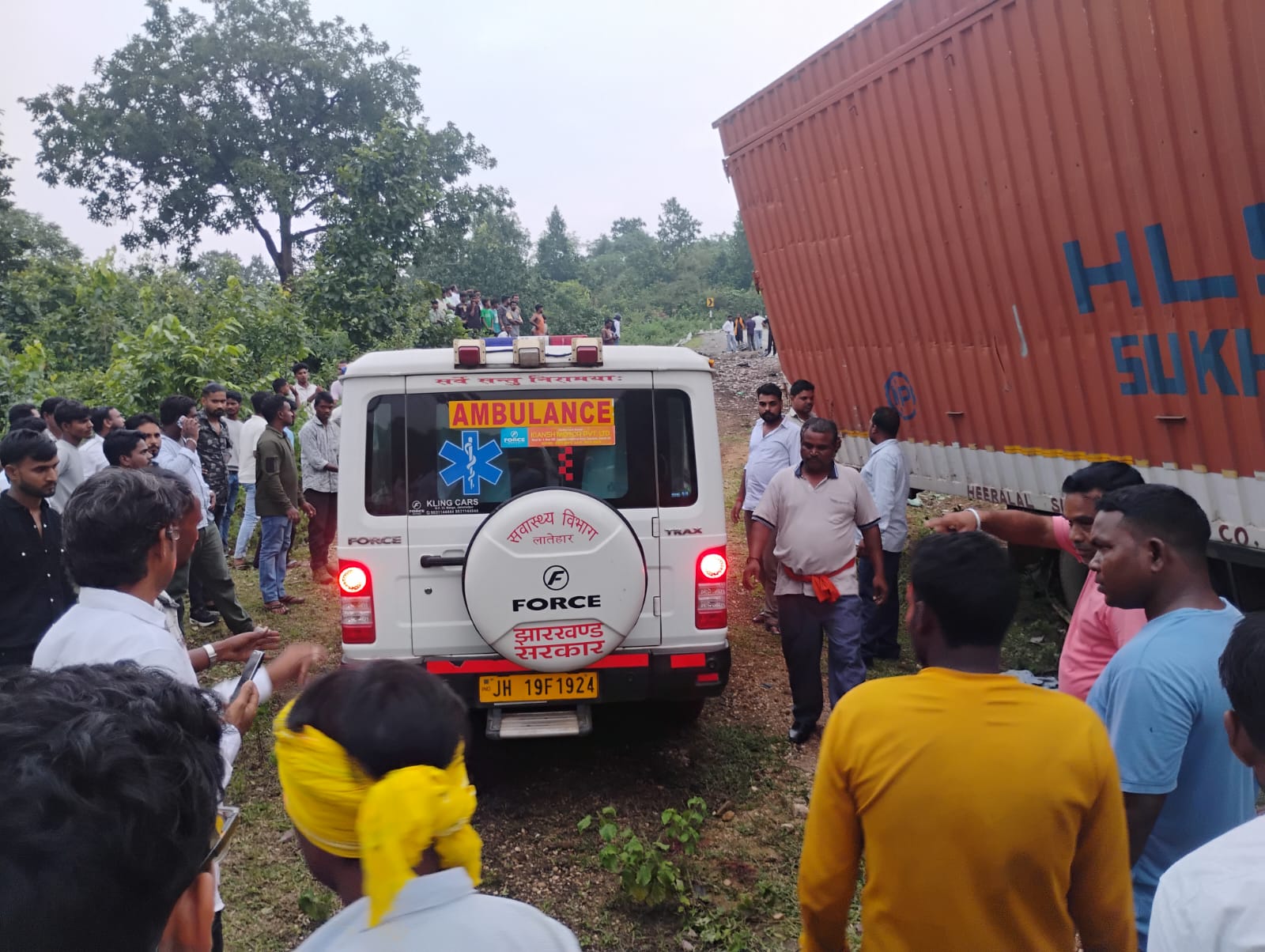 Breaking News: लोहरदगा-चंदवा मुख्य मार्ग पर कंटनेर ने ऑटो को रौंदा, कई लोगों की मौत की आशंका 2 WhatsApp Image 2026 08 15 at 18.58.54 1