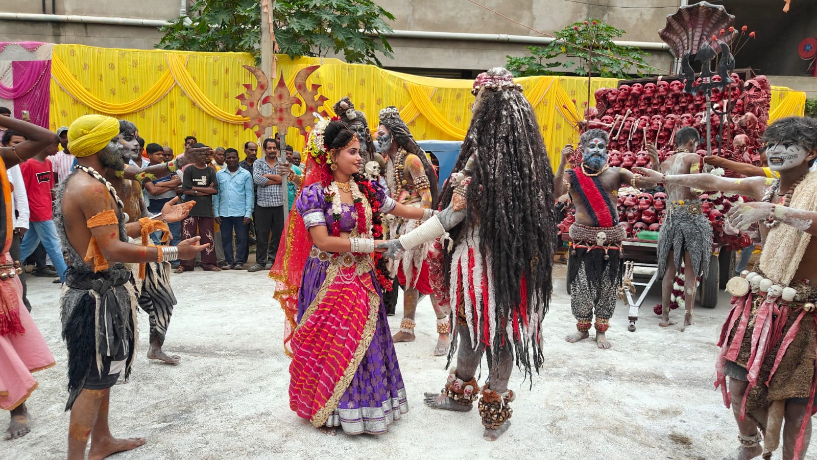 लोहरदगा में तीसरी सोमवारी पर निकली भव्य कांवर यात्रा, डीसी ने खुद उठाया कांवर 1 WhatsApp Image 2026 08 17 at 19.49.16