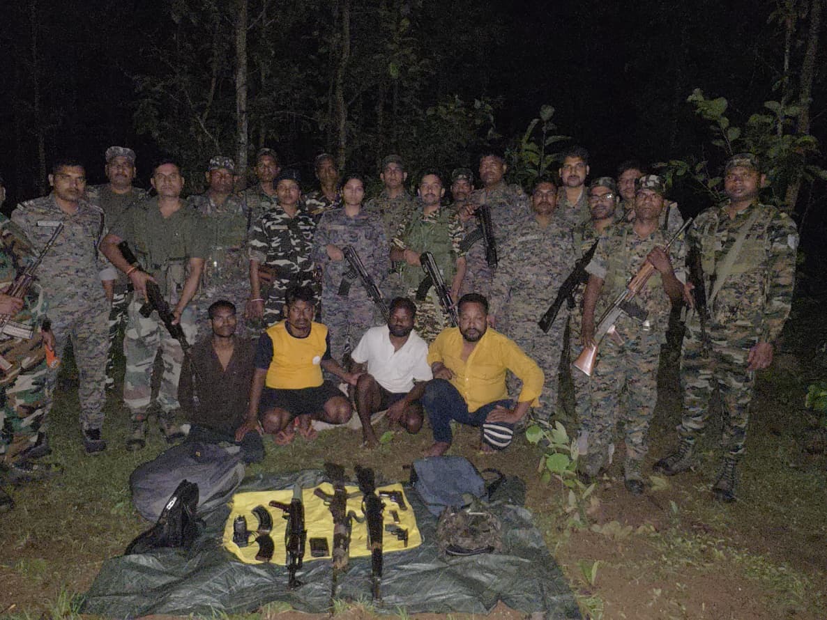 JJMP के सबजोनल सदस्य रामदेव लोहरा समेत 4 उग्रवादी गिरफ्तार, 5 लाख का इनामी भी शामिल, गुमला पुलिस को मिली बड़ी कामयाबी 1 WhatsApp Image 2026 08 18 at 1.11.22 PM