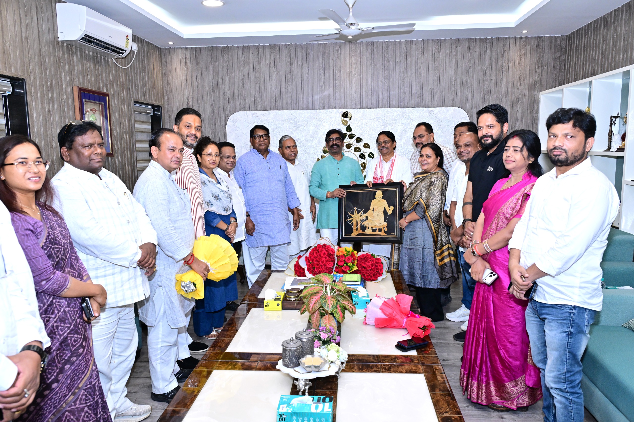 मुख्यमंत्री हेमंत सोरेन से कांग्रेस प्रतिनिधिमंडल ने की मुलाकात, कैबिनेट में छात्र हित में लिये गए फैसलों पर जताया आभार 1 WhatsApp Image 2026 08 18 at 5.13.00M