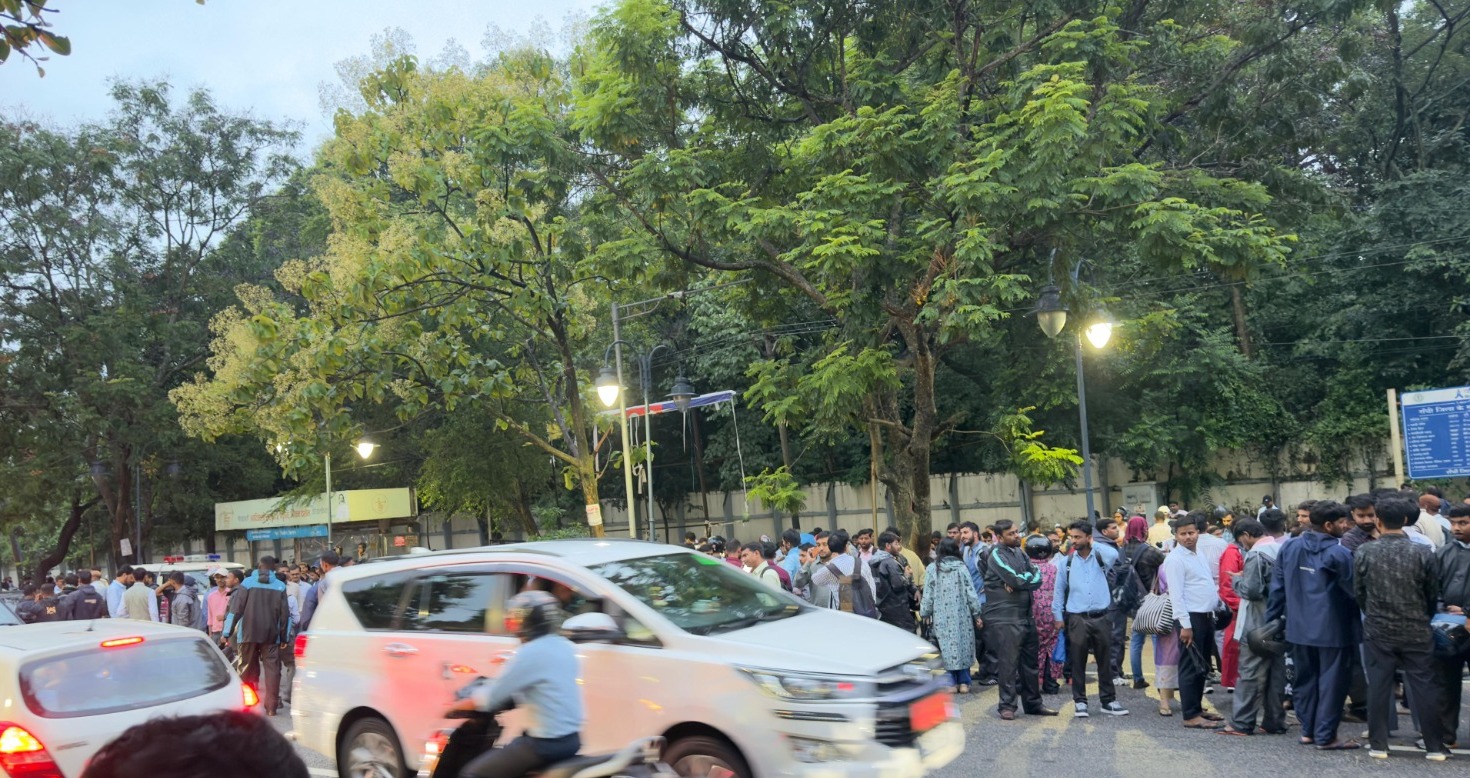 JSSC CGL परीक्षा रद्द होने का असर रांची के सड़क पर दिखा, सफल अभ्यर्थियों के चेहरे पर दिखी मायूसी और आंखों में आंसू 2 WhatsApp Image 2026 08 18 at 6.19.59 PM