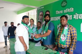 लोहरदगा में JLKM के प्रमंडल उपाध्यक्ष JMM में हुए शामिल, जिलाध्यक्ष मोजम्मिल अहमद बोले- बूथ स्तर तक मजबूत होगा संगठन