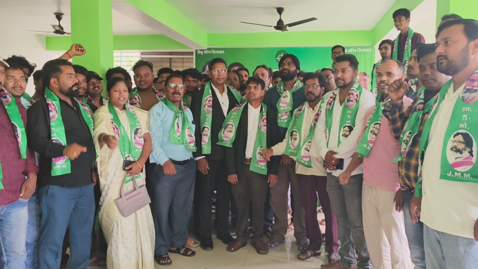 लोहरदगा में JLKM के प्रमंडल उपाध्यक्ष निखिल सर्राफ मोनू JMM में हुए शामिल, जिलाध्यक्ष मोजम्मिल अहमद बोले- बूथ स्तर तक मजबूत होगा संगठन 2 WhatsApp Image 2026 08 19 at 5.17.24 PM