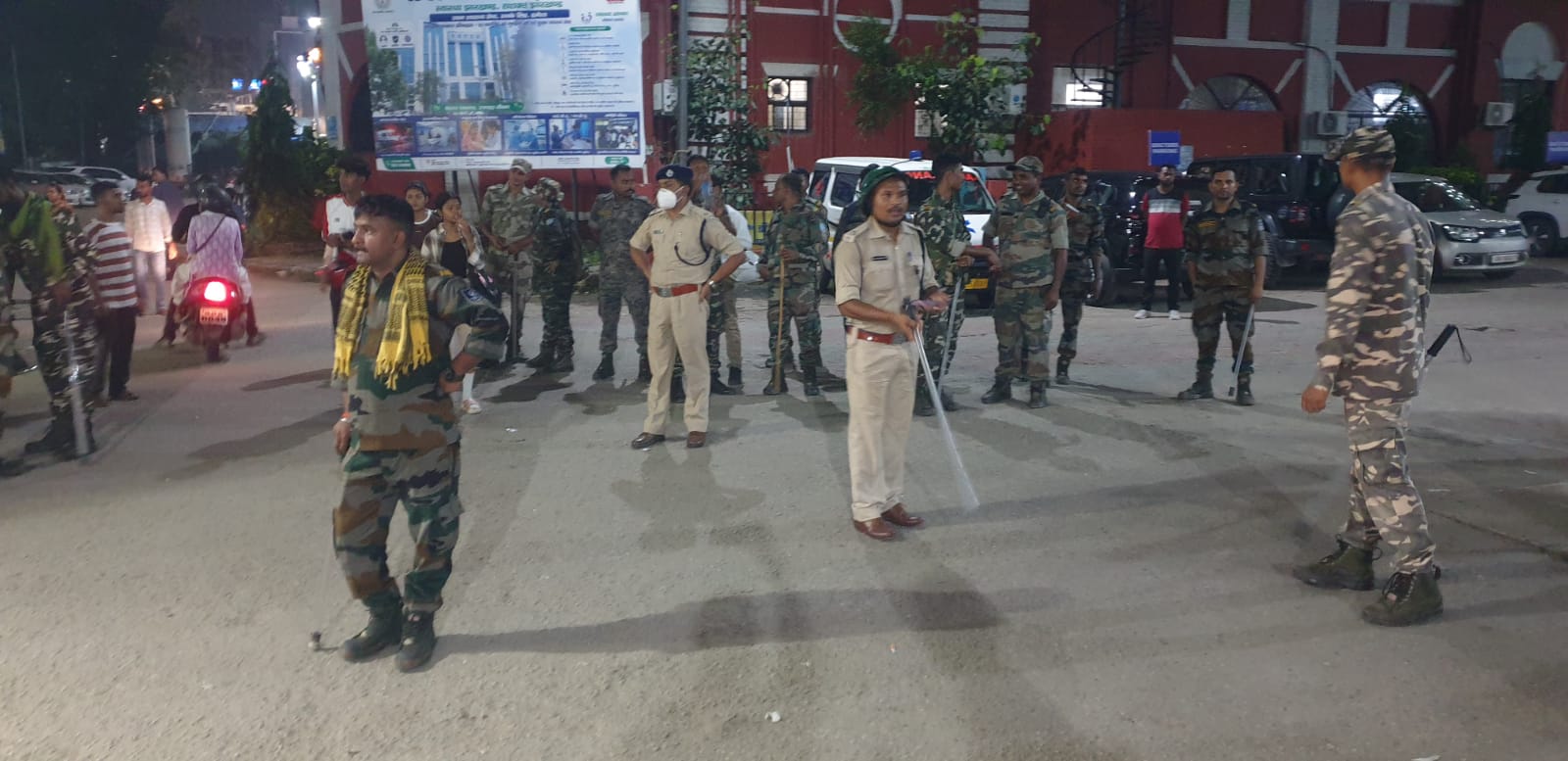 रांची के एलबर्ट एक्का चौक पर पुतला दहन के दौरान हंगामा, JPSC-JSSC रिफॉर्म्स मंच और JMM कार्यकर्ताओं में झड़प 4 WhatsApp Image 2026 08 21 at 8.24.59 PM