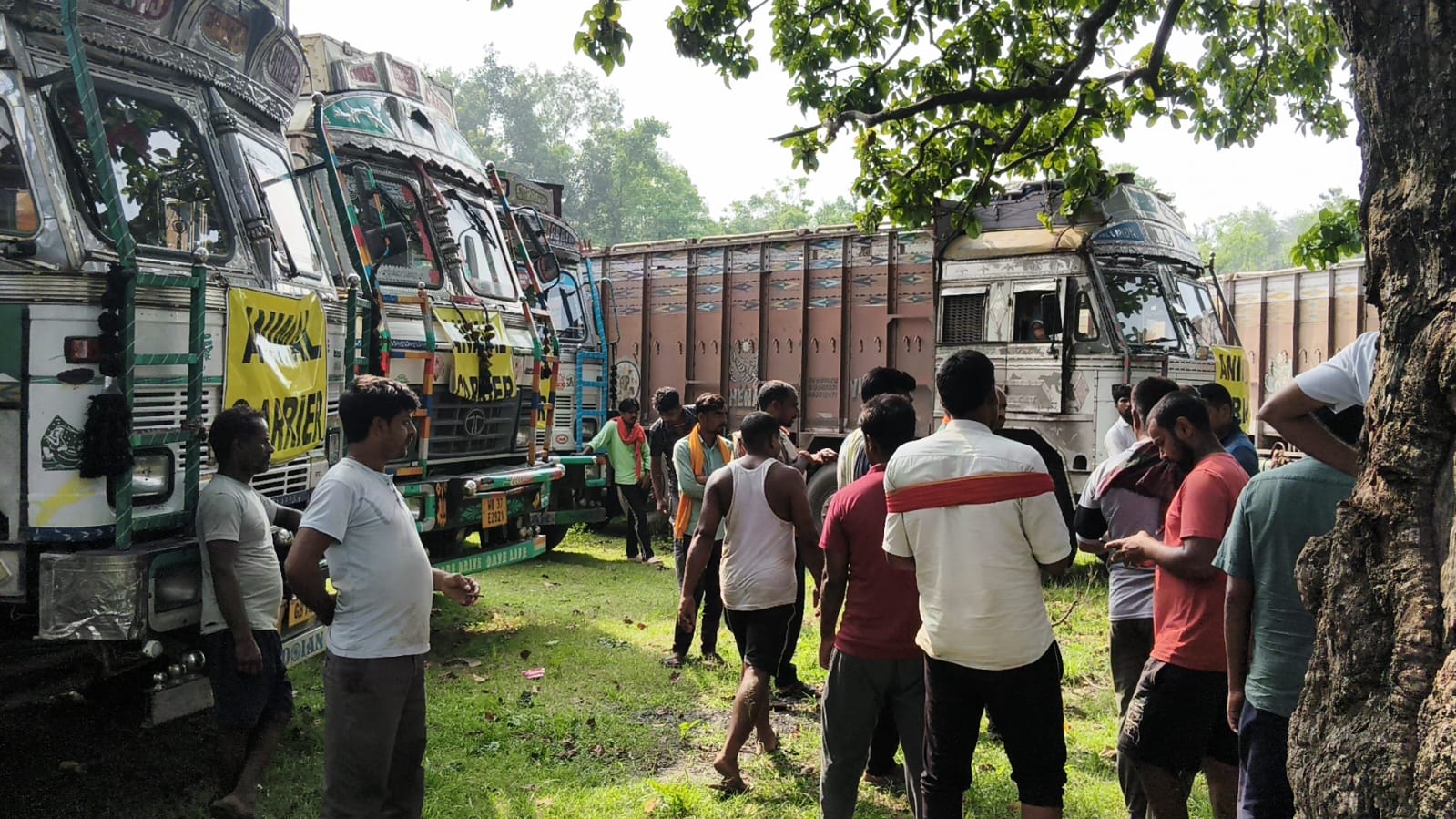 हजारीबाग के जीटी रोड़ पर मवेशियों से लदे 21 ट्रकों को पुलिस ने रोका, बिहार से बंगाल पशुओं को भेजने का दावा 4 WhatsApp Image 2026 08 22 at 11.08.54 AM