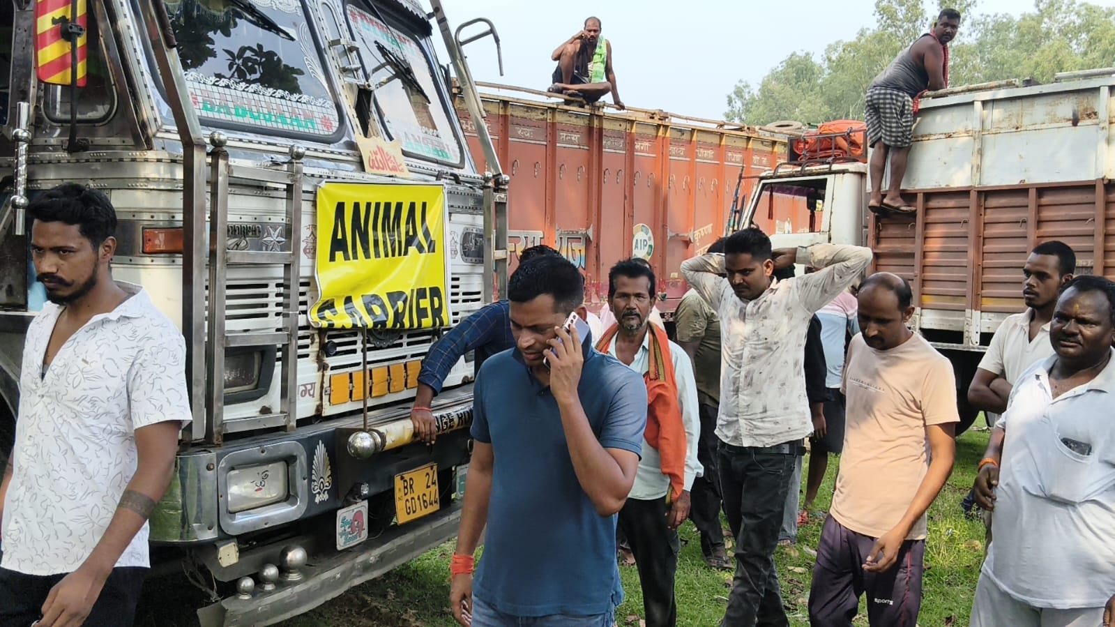 हजारीबाग के जीटी रोड़ पर मवेशियों से लदे 21 ट्रकों को पुलिस ने रोका, बिहार से बंगाल पशुओं को भेजने का दावा 3 WhatsApp Image 2026 08 22 at 11.08.55 AM