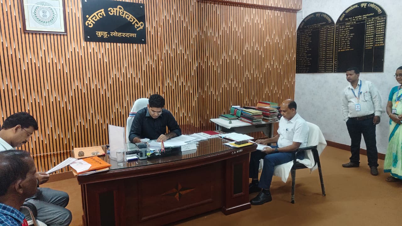 लोहरदगा के कुडू अंचल कार्यालय का DC ने किया औचक निरीक्षण, उपायुक्त संदीप मीना ने पंजियों और अभिलेखों की जांच कर दिए आवश्यक निर्देश 1 WhatsApp Image 2026 08 22 at 4.45.39 PM