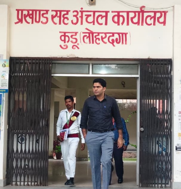 लोहरदगा के कुडू अंचल कार्यालय का DC ने किया औचक निरीक्षण, उपायुक्त संदीप मीना ने पंजियों और अभिलेखों की जांच कर दिए आवश्यक निर्देश 2 WhatsApp Image 2026 08 22 at 4.46.31 PM