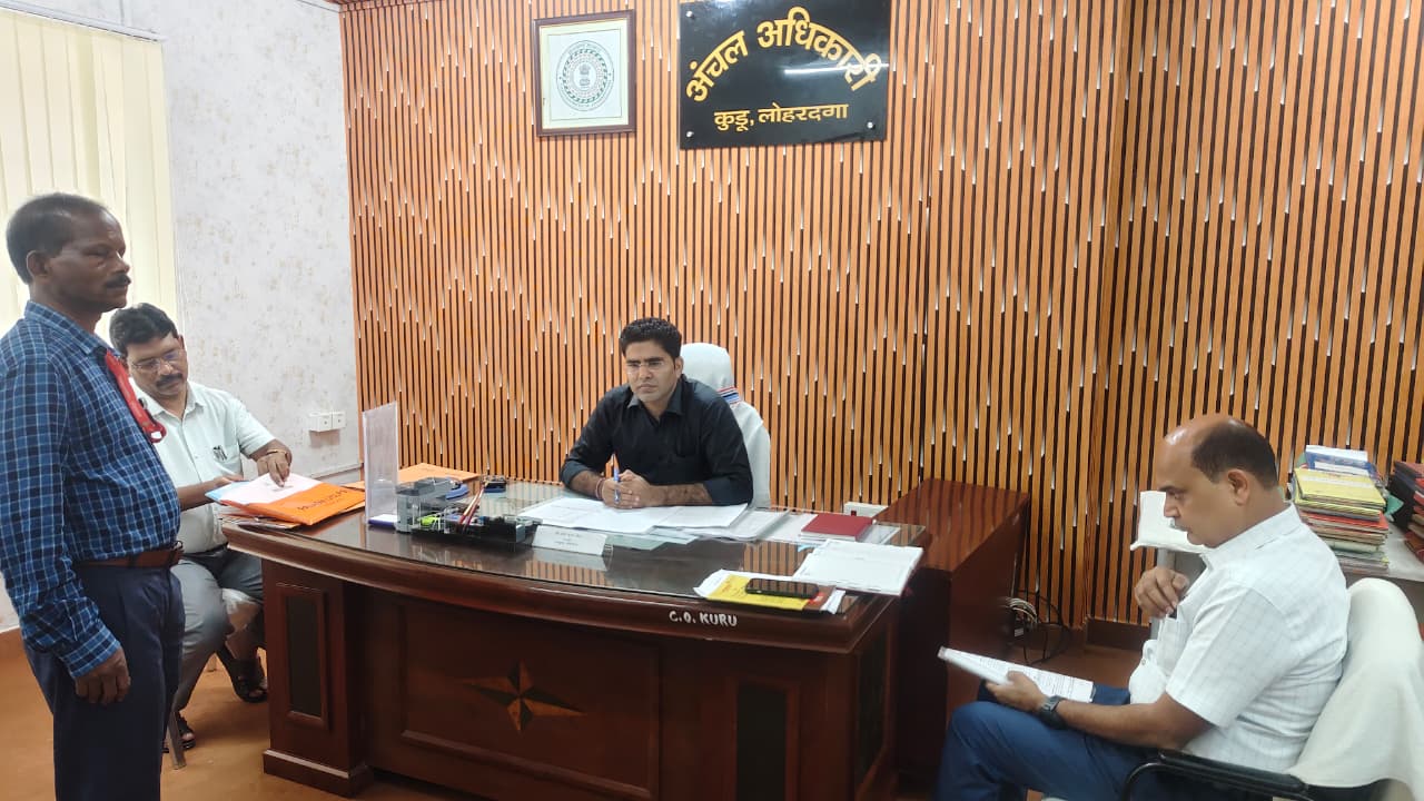 लोहरदगा के कुडू अंचल कार्यालय का DC ने किया औचक निरीक्षण, उपायुक्त संदीप मीना ने पंजियों और अभिलेखों की जांच कर दिए आवश्यक निर्देश 3 WhatsApp Image 2026 08 22 at 4.46.32 PM