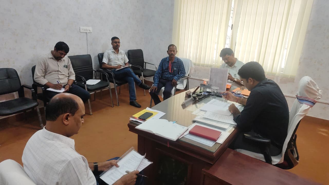 लोहरदगा के कुडू अंचल कार्यालय का DC ने किया औचक निरीक्षण, उपायुक्त संदीप मीना ने पंजियों और अभिलेखों की जांच कर दिए आवश्यक निर्देश 4 WhatsApp Image 2026 08 22 at 4.47.53 PM
