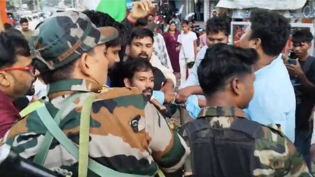 गुमला में पुलिस ने छात्र नेताओं को हिरासत में लिया, मुख्यमंत्री का करने वाले थे पुतला दहन 1 WhatsApp Image 2026 08 22 at 9.02.17 PM