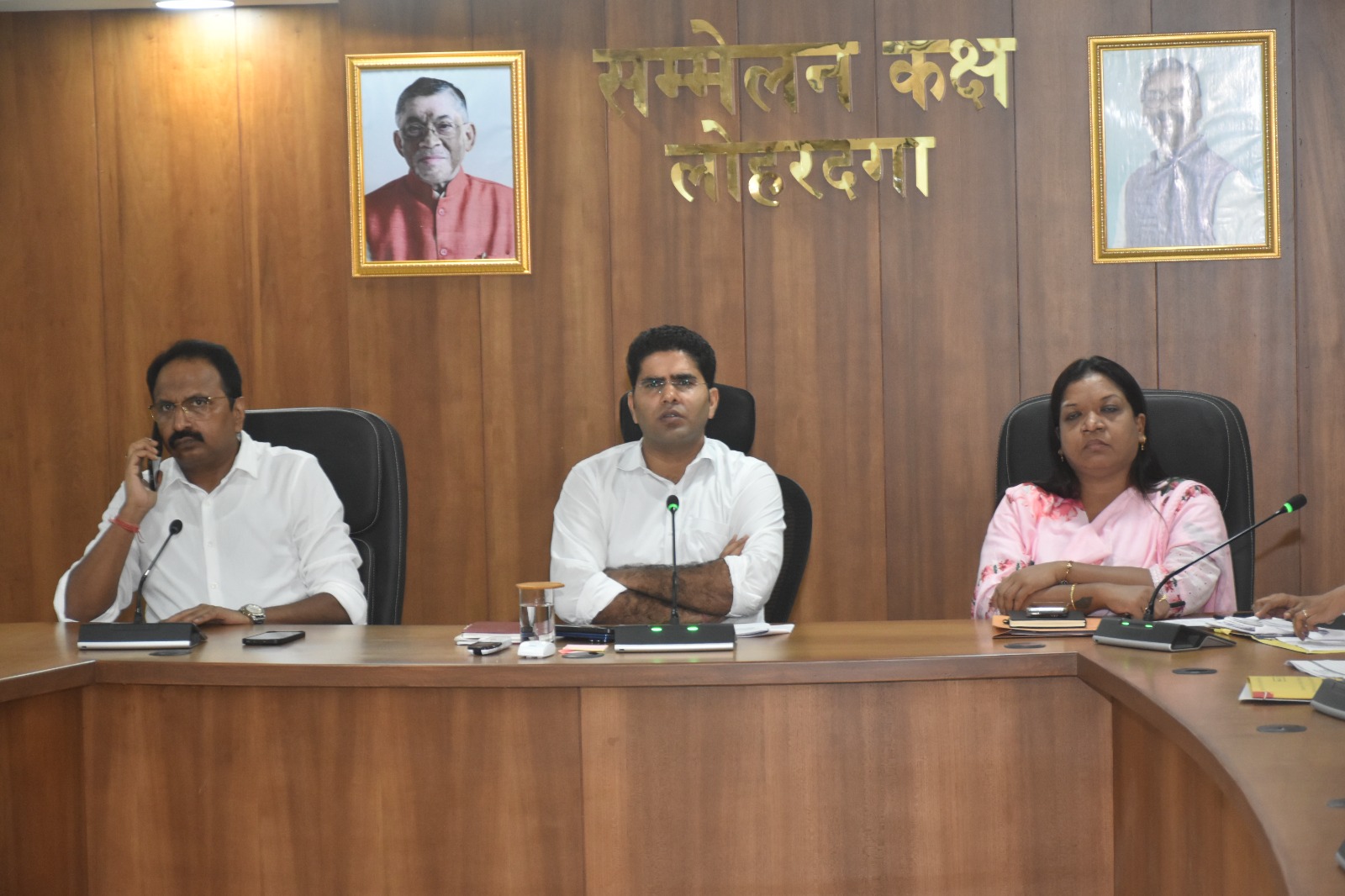 अकिल एड़पा कार्यक्रम की लोहरदगा उपायुक्त संदीप कुमार मीना ने की समीक्षा, शत-प्रतिशत उपस्थिति एवं समयबद्ध पाठ्यक्रम पूर्ण करने के दिए निर्देश 1 WhatsApp Image 2026 08 25 at 4.25.40 PM